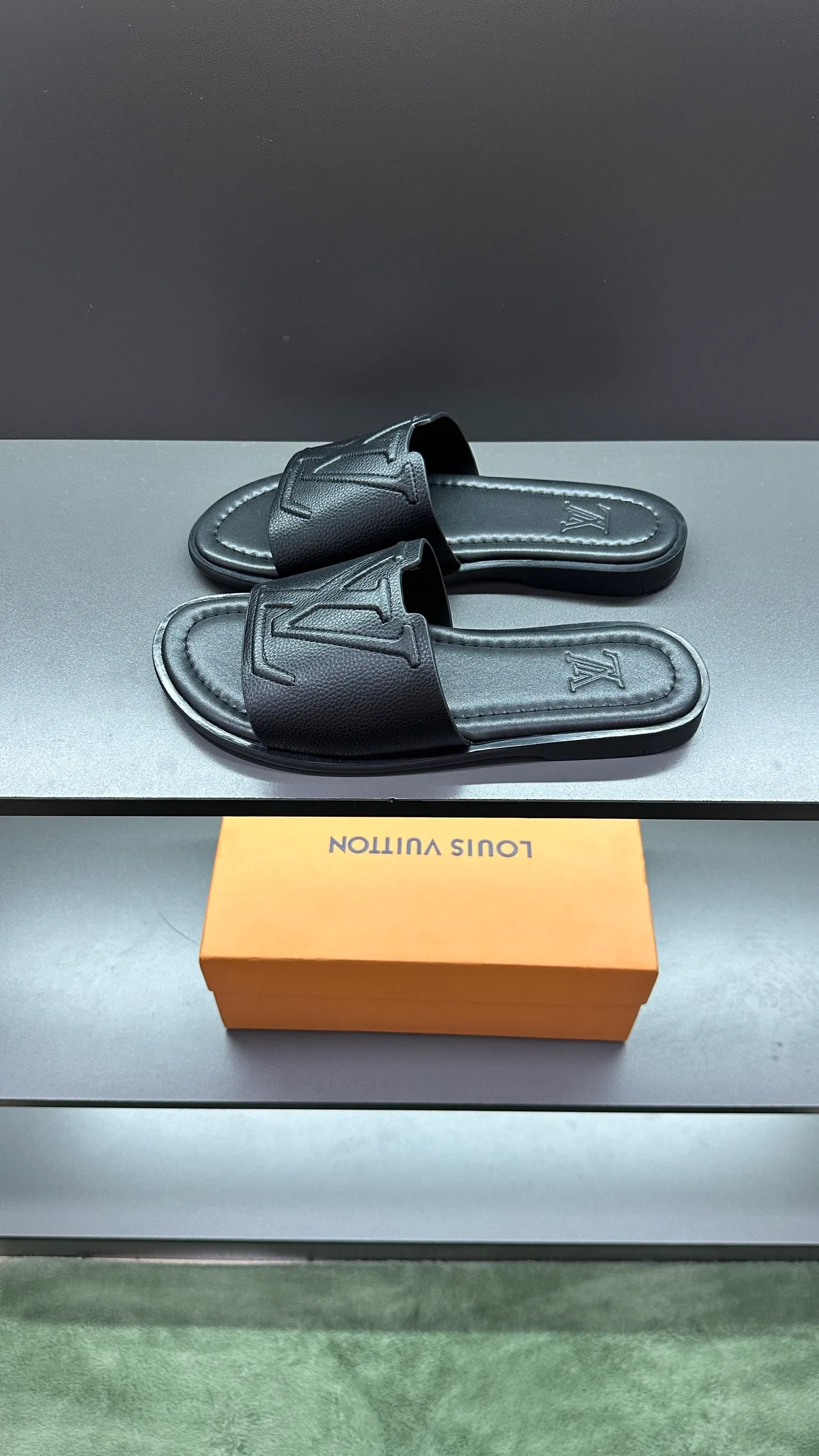 P280 🔍Top purchasing agent LV men's spring and summer slippers counter synchronized. The uppers are made of cowhide fabric imported from Italy, with logo graphics and high-quality craftsmanship. The soles are: original soles specially provided by the original factory. Exclusive molded soles are super comfortable. Original factory follow-up orders. 🔍🔍High quality. You can enter and exit the counter at will. Welcome to compare. Size 38-45